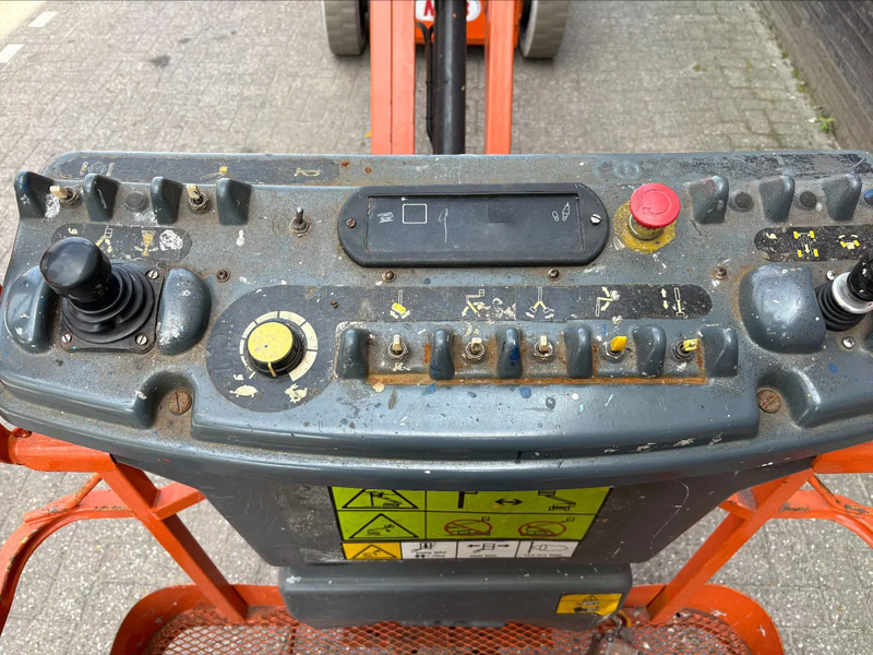 JLG E300AJP - Személyemelő: 4 kép. JLG E300AJP - Személyemelő: 4 kép.