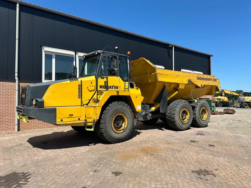 Komatsu HM300-2 - Csuklós dömper: 1 kép. Komatsu HM300-2 - Csuklós dömper: 1 kép.
