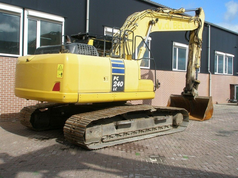 Komatsu PC 240LC-10 - Lánctalpas kotró: 4 kép. Komatsu PC 240LC-10 - Lánctalpas kotró: 4 kép.
