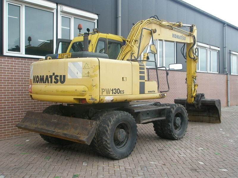 Komatsu PW 130ES-6K - Gumikerekes kotró: 3 kép. Komatsu PW 130ES-6K - Gumikerekes kotró: 3 kép.