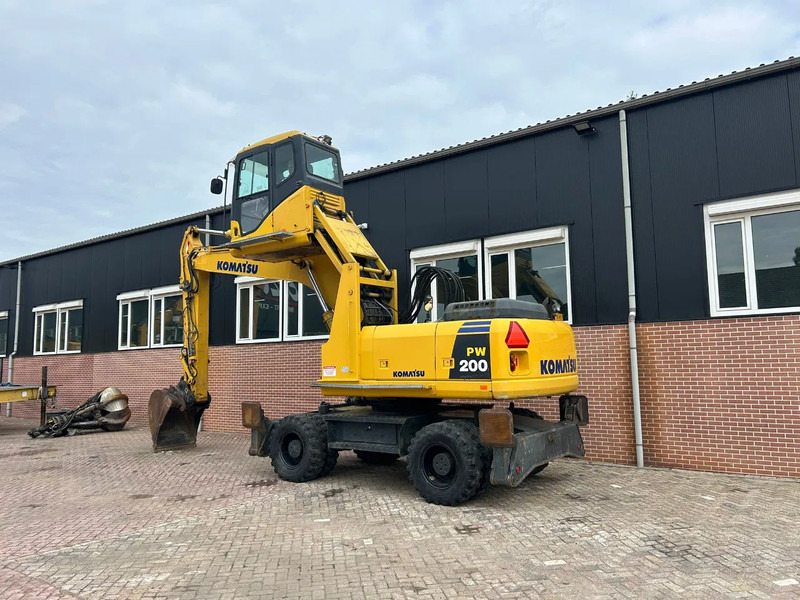 Gumikerekes kotró Komatsu PW200: 6 kép.