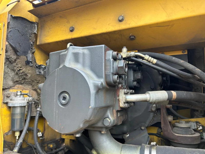 Gumikerekes kotró Komatsu PW200: 8 kép.