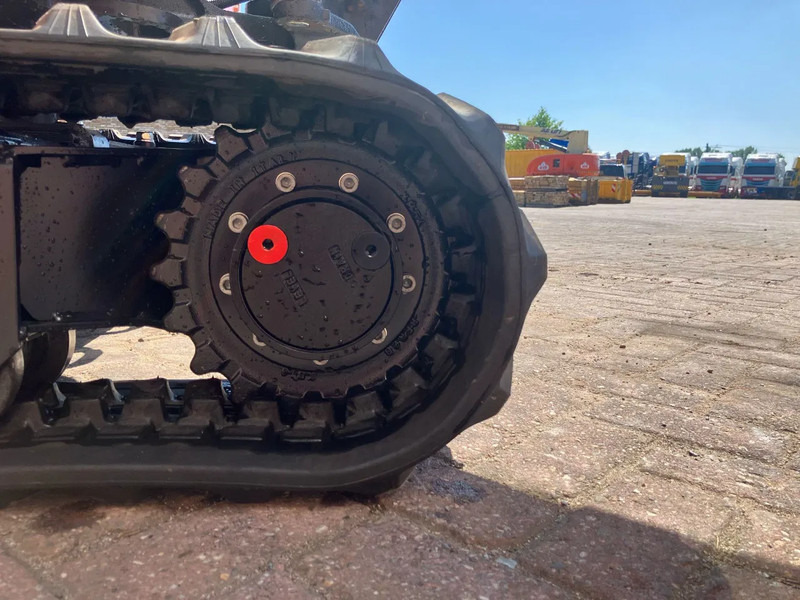 Kubota KX019 4 - Lánctalpas kotró: 5 kép. Kubota KX019 4 - Lánctalpas kotró: 5 kép.