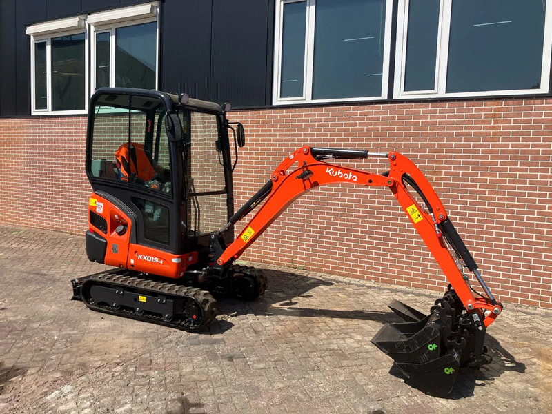 Kubota KX019 4 - Lánctalpas kotró: 3 kép. Kubota KX019 4 - Lánctalpas kotró: 3 kép.