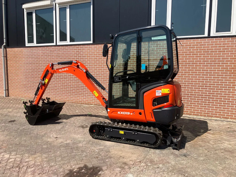 Kubota KX019 4 - Lánctalpas kotró: 4 kép. Kubota KX019 4 - Lánctalpas kotró: 4 kép.