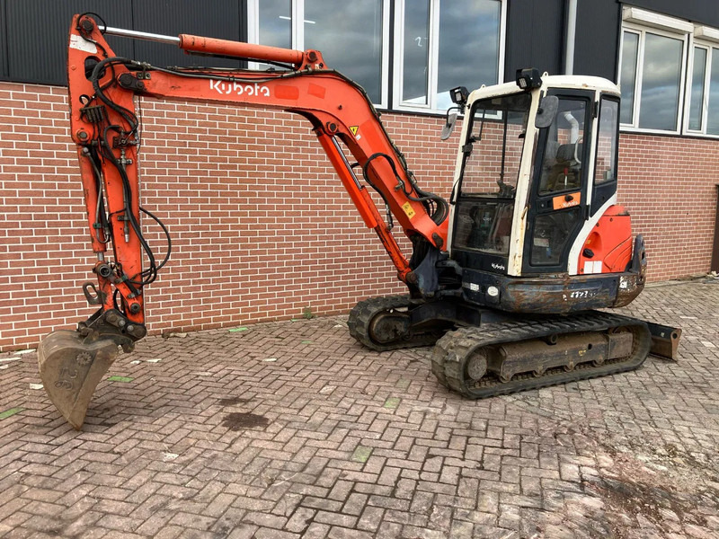 Kubota KX121-3a - Minikotró: 1 kép. Kubota KX121-3a - Minikotró: 1 kép.