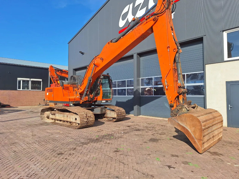 Liebherr R932 - Lánctalpas kotró: 2 kép. Liebherr R932 - Lánctalpas kotró: 2 kép.