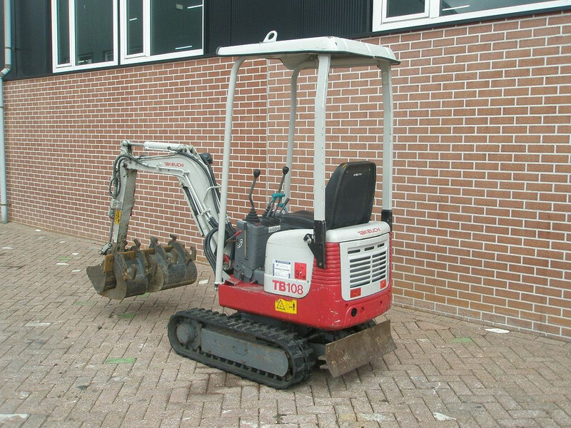 Takeuchi TB108 - Minikotró: 2 kép. Takeuchi TB108 - Minikotró: 2 kép.