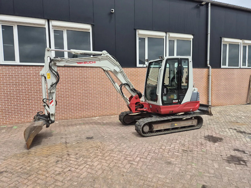 Takeuchi TB250 - Minikotró: 1 kép. Takeuchi TB250 - Minikotró: 1 kép.