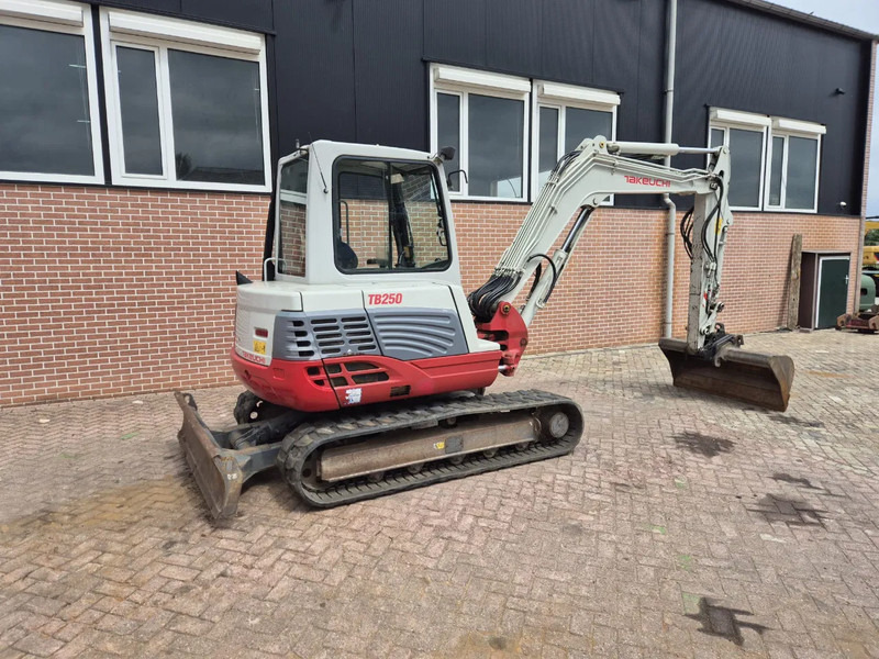 Takeuchi TB250 - Minikotró: 3 kép. Takeuchi TB250 - Minikotró: 3 kép.