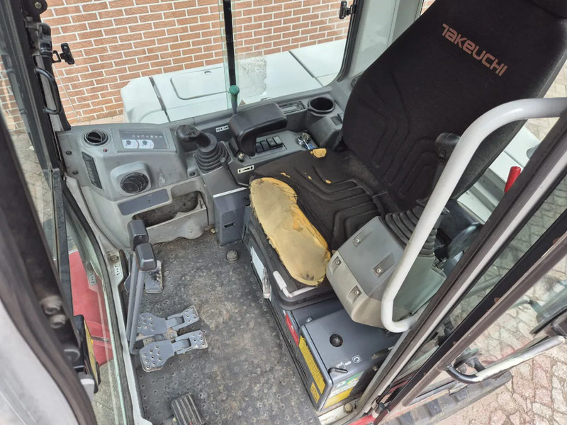 Takeuchi TB250 - Minikotró: 5 kép. Takeuchi TB250 - Minikotró: 5 kép.