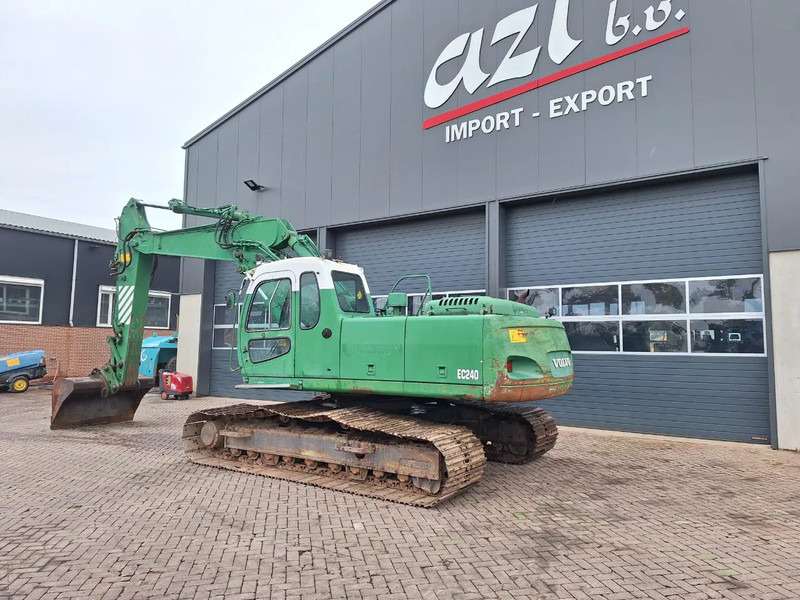 Volvo EC240LC - Lánctalpas kotró: 3 kép. Volvo EC240LC - Lánctalpas kotró: 3 kép.