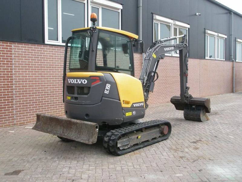 Volvo EC35D - Minikotró: 3 kép. Volvo EC35D - Minikotró: 3 kép.
