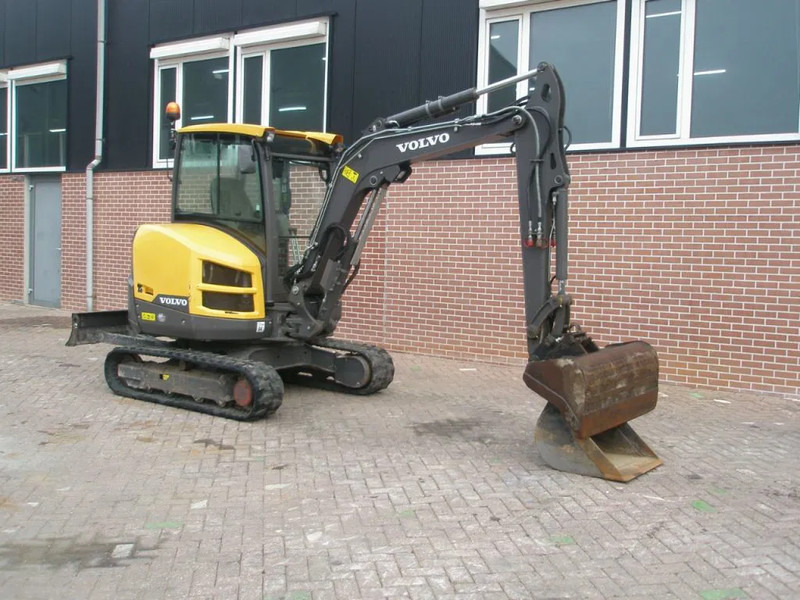 Volvo EC35D - Minikotró: 4 kép. Volvo EC35D - Minikotró: 4 kép.
