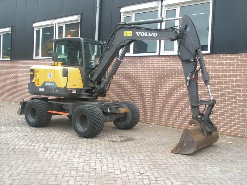 Volvo EW60E - Gumikerekes kotró: 4 kép. Volvo EW60E - Gumikerekes kotró: 4 kép.