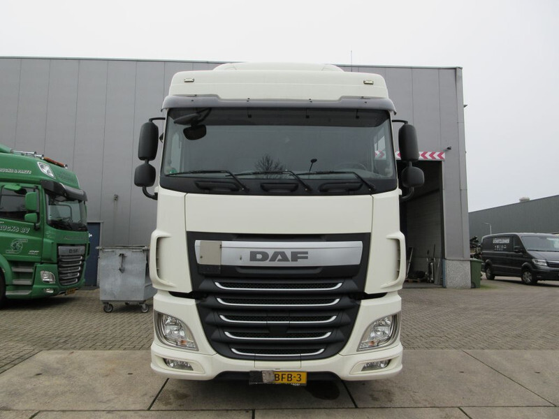 DAF XF 106 CABINE COMPLEET - Fülke és belső tér - Teherautó: 3 kép. DAF XF 106 CABINE COMPLEET - Fülke és belső tér - Teherautó: 3 kép.