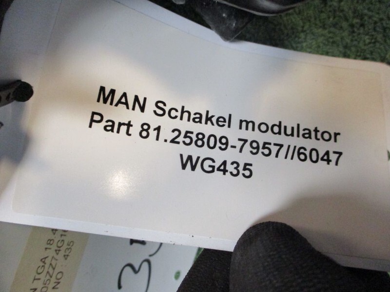 MAN 81.25809-7957 SCHAKEL MODULATOR - Kuplung és alkatrészek - Teherautó: 2 kép. MAN 81.25809-7957 SCHAKEL MODULATOR - Kuplung és alkatrészek - Teherautó: 2 kép.