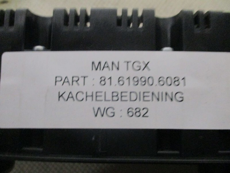 MAN 81.61990-6081 KACHELBEDIENING TGX TGS - Elektromos rendszer - Teherautó: 3 kép. MAN 81.61990-6081 KACHELBEDIENING TGX TGS - Elektromos rendszer - Teherautó: 3 kép.