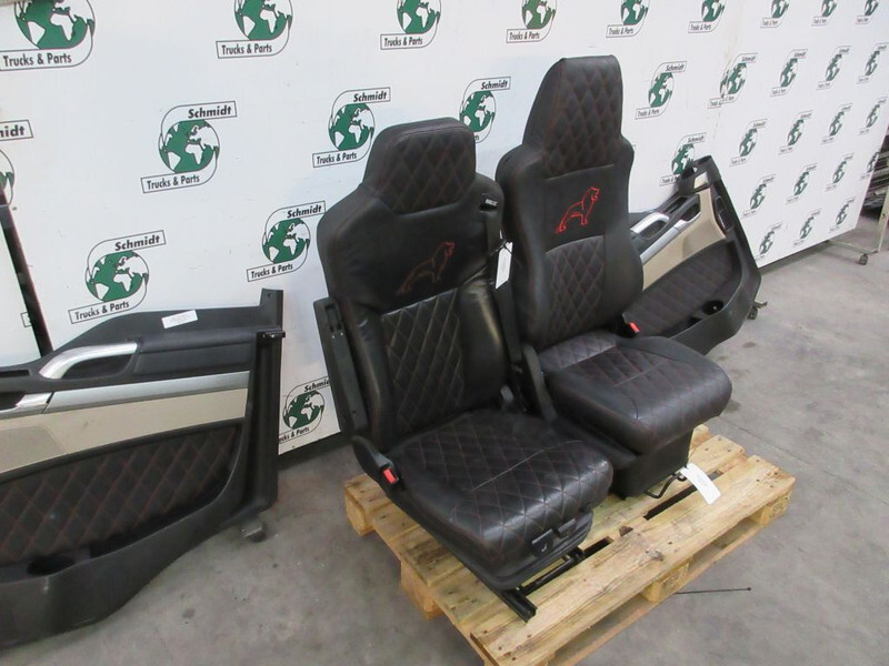 MAN 81.62307-6531// 81.62307-6558 LEEREN STOELEN SET TGS TGS EURO 6 - Ülés - Teherautó: 5 kép. MAN 81.62307-6531// 81.62307-6558 LEEREN STOELEN SET TGS TGS EURO 6 - Ülés - Teherautó: 5 kép.