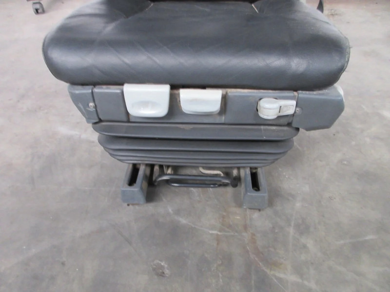 MAN 81.62307-6623//81.62307-662181.62307-6562//81.62307-6558 STOELEN SET - Ülés - Teherautó: 2 kép. MAN 81.62307-6623//81.62307-662181.62307-6562//81.62307-6558 STOELEN SET - Ülés - Teherautó: 2 kép.