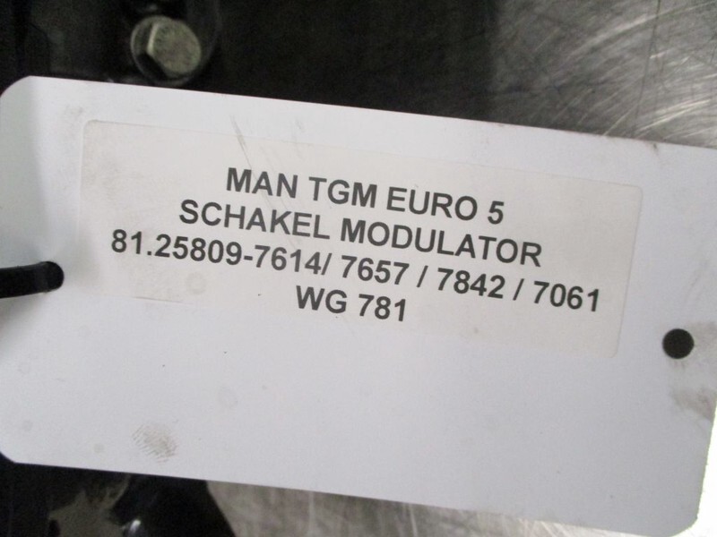 MAN TGM 81.25809-7614 / 7657 / 7842 / 7061 SCHAKEL MODULATOR EURO 5 - Kuplung és alkatrészek - Teherautó: 2 kép. MAN TGM 81.25809-7614 / 7657 / 7842 / 7061 SCHAKEL MODULATOR EURO 5 - Kuplung és alkatrészek - Teherautó: 2 kép.