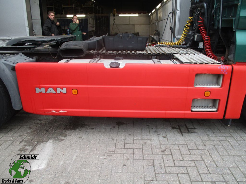 MAN TGX 18.400 81.41680-0050 ZIJBEKLEDING RECHTS - Keret/ Alváz - Teherautó: 1 kép. MAN TGX 18.400 81.41680-0050 ZIJBEKLEDING RECHTS - Keret/ Alváz - Teherautó: 1 kép.