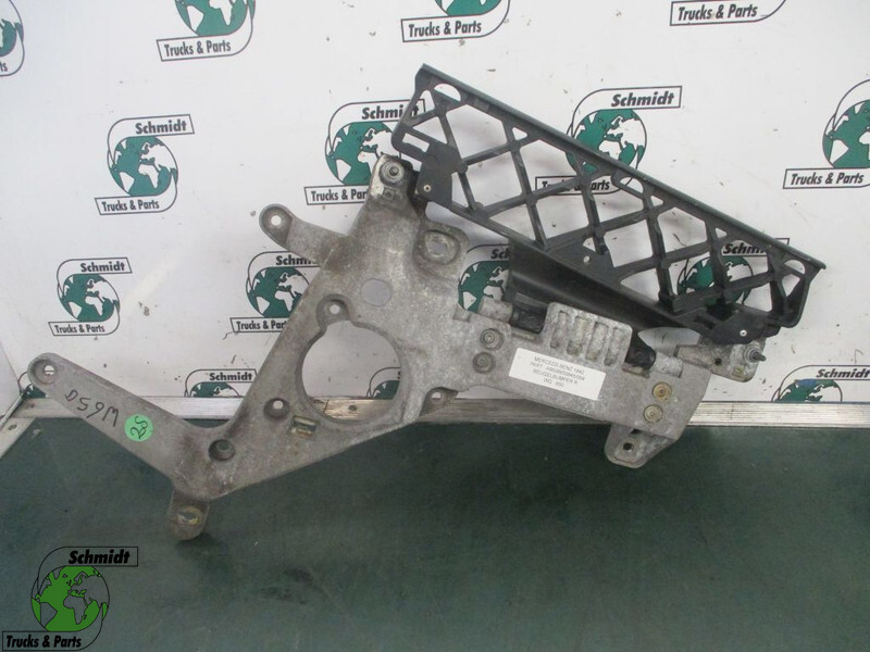 Mercedes-Benz A 960 885 08 45 BUMPER BRACKE MP 4 - Keret/ Alváz - Teherautó: 1 kép. Mercedes-Benz A 960 885 08 45 BUMPER BRACKE MP 4 - Keret/ Alváz - Teherautó: 1 kép.