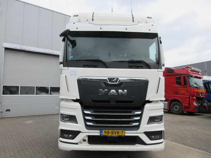 MAN TGX 18.510 - Nyergesvontató: 2 kép. MAN TGX 18.510 - Nyergesvontató: 2 kép.