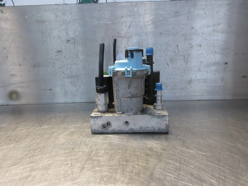 Volvo FL AD BLUE POMP 22608244 EURO 6 - Kipufogórendszer - Teherautó: 4 kép. Volvo FL AD BLUE POMP 22608244 EURO 6 - Kipufogórendszer - Teherautó: 4 kép.