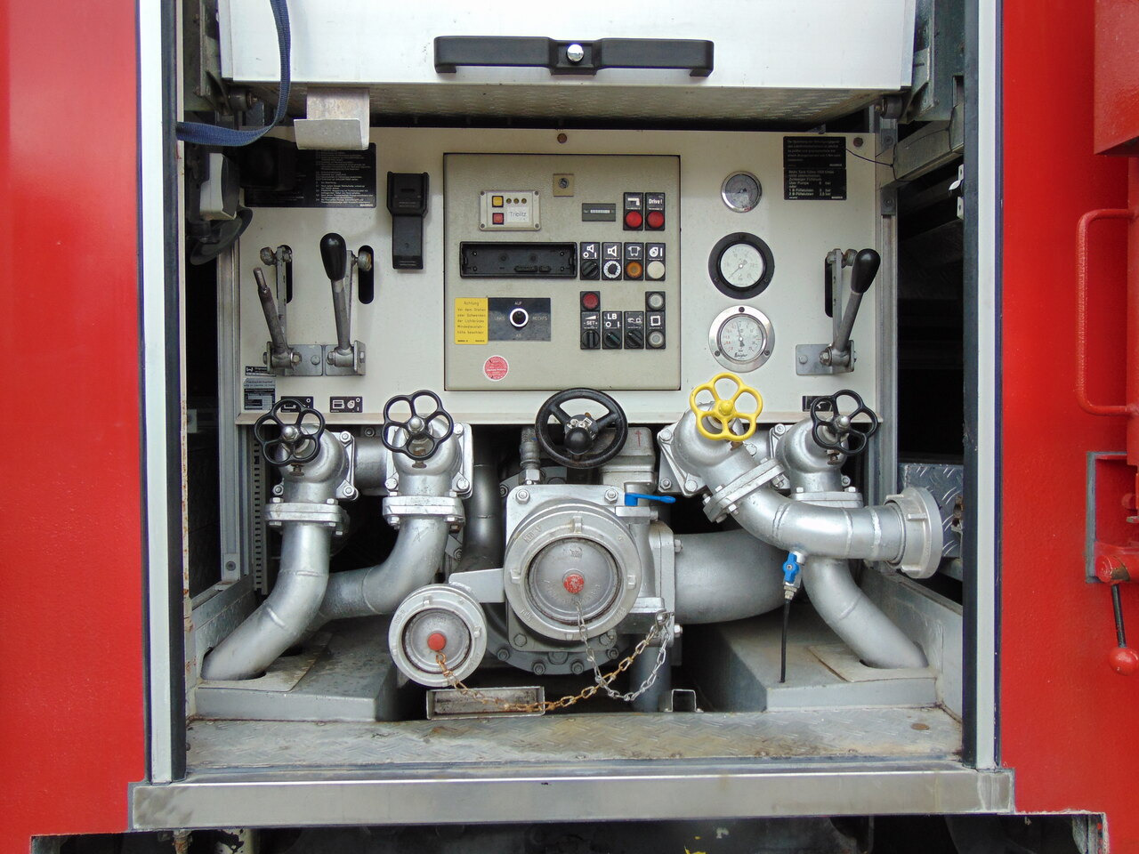 Tűzoltóautó MAN LE14.260 4x4 MAGIRUS: 15 kép.