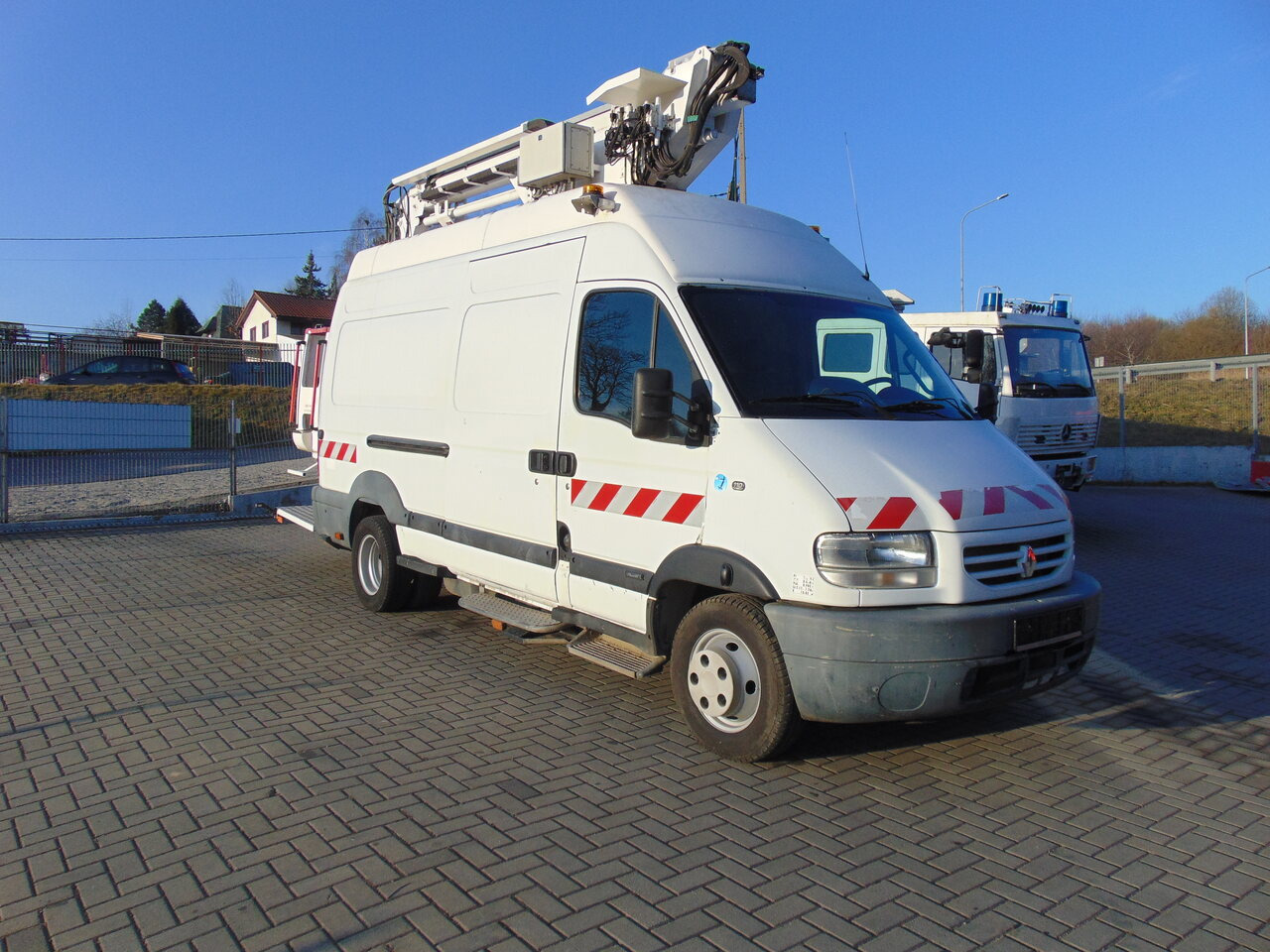 RENAULT Mascott 2,8dCi 110 L2H3 France Elevateur 152TTF 162TTF - Emelőkosaras teherautó: 2 kép. RENAULT Mascott 2,8dCi 110 L2H3 France Elevateur 152TTF 162TTF - Emelőkosaras teherautó: 2 kép.