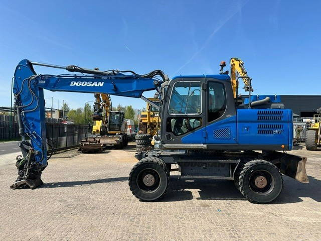 Doosan DX170W - Gumikerekes kotró: 1 kép. Doosan DX170W - Gumikerekes kotró: 1 kép.