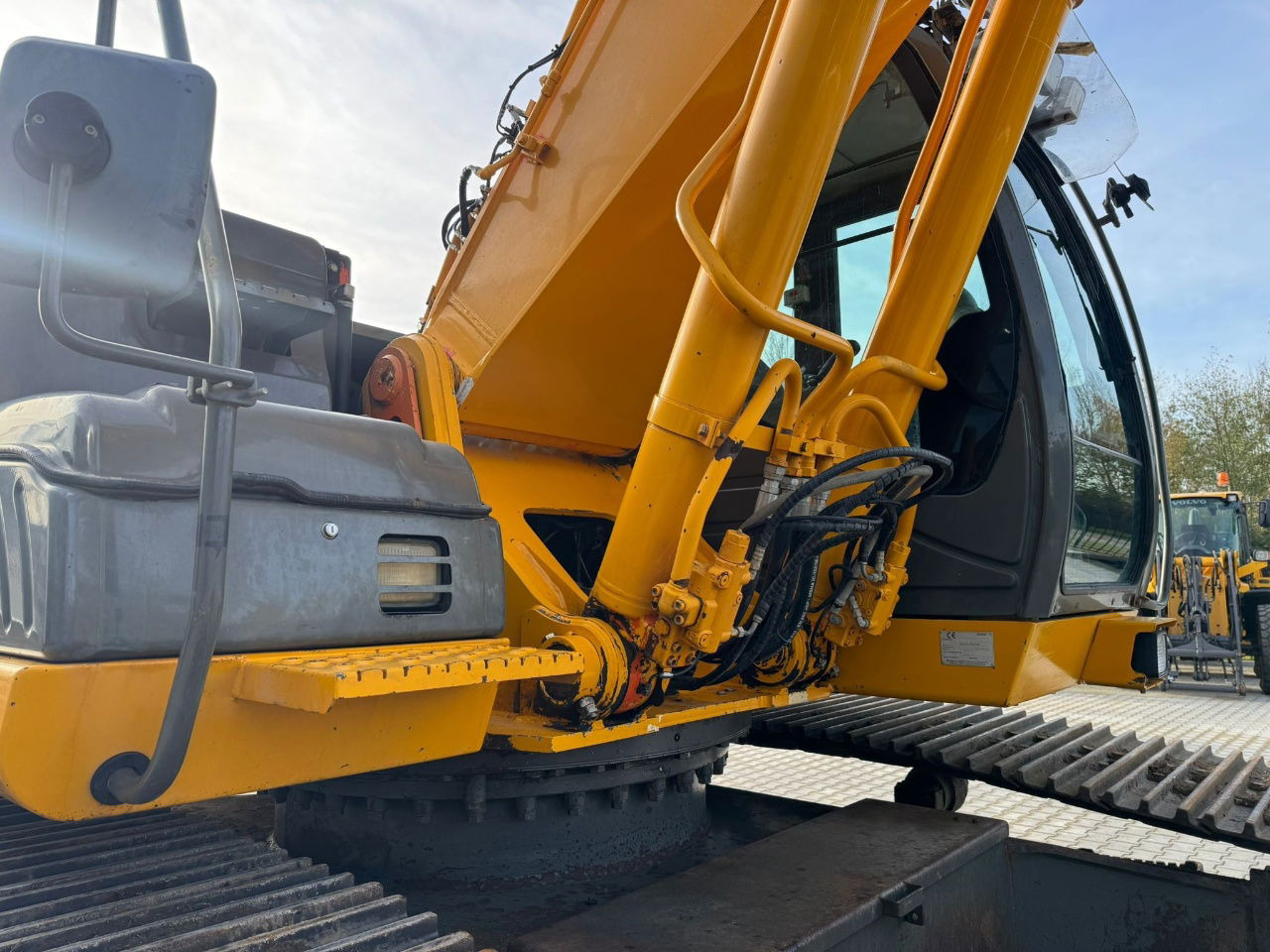 Hitachi ZX290LC-5B - Lánctalpas kotró: 5 kép. Hitachi ZX290LC-5B - Lánctalpas kotró: 5 kép.