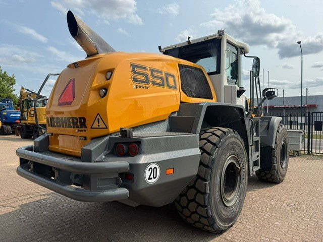 Liebherr L550 Xpower - Gumikerekes homlokrakodó: 4 kép. Liebherr L550 Xpower - Gumikerekes homlokrakodó: 4 kép.