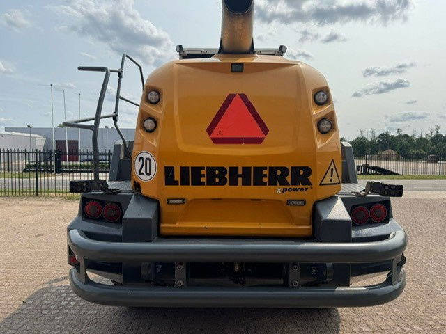 Liebherr L550 Xpower - Gumikerekes homlokrakodó: 3 kép. Liebherr L550 Xpower - Gumikerekes homlokrakodó: 3 kép.