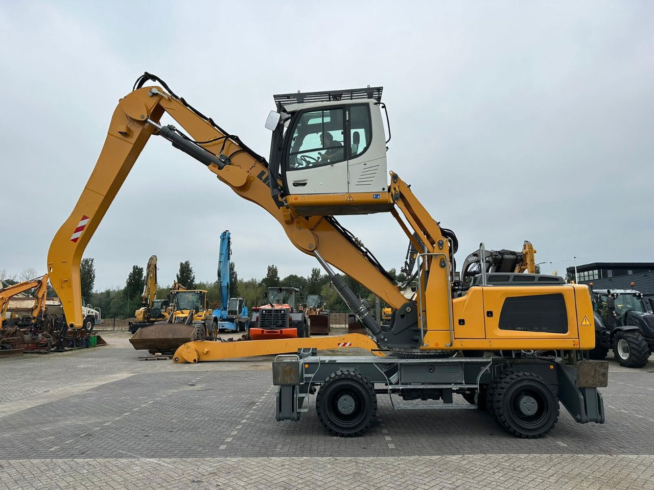 Liebherr LH 30 M - Hulladék kotró: 1 kép. Liebherr LH 30 M - Hulladék kotró: 1 kép.