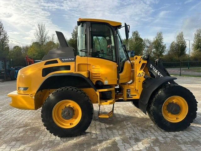 Volvo L45H - Gumikerekes homlokrakodó: 5 kép. Volvo L45H - Gumikerekes homlokrakodó: 5 kép.