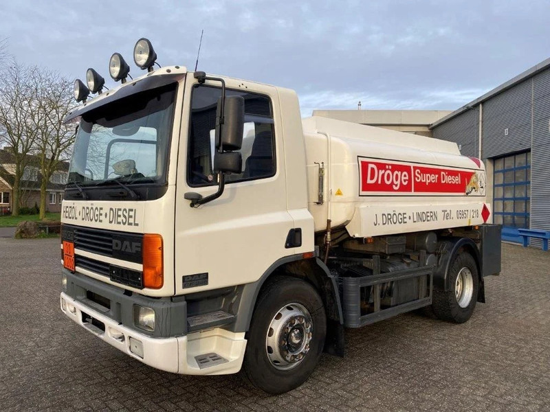 DAF 65CF-240 / FULL STEEL / POMP / 3 COMPARTIMENTS / 8350 LITER / ONLY:25969 KM / EURO-2 / MANUAL / GOOD CONDITION - Tartályos teherautó: 1 kép. DAF 65CF-240 / FULL STEEL / POMP / 3 COMPARTIMENTS / 8350 LITER / ONLY:25969 KM / EURO-2 / MANUAL / GOOD CONDITION - Tartályos teherautó: 1 kép.