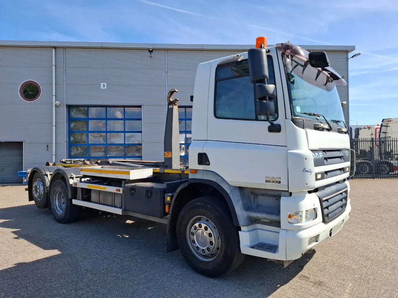 DAF CF85-430 / INTARDER / AJK HOOK SYSTEM / ONLY:431235 KM / LIFT+LENKACHSE / AIRCO / AUTOMATIC / EURO-3 / 2006 - Horgos rakodó teherautó: 4 kép. DAF CF85-430 / INTARDER / AJK HOOK SYSTEM / ONLY:431235 KM / LIFT+LENKACHSE / AIRCO / AUTOMATIC / EURO-3 / 2006 - Horgos rakodó teherautó: 4 kép.