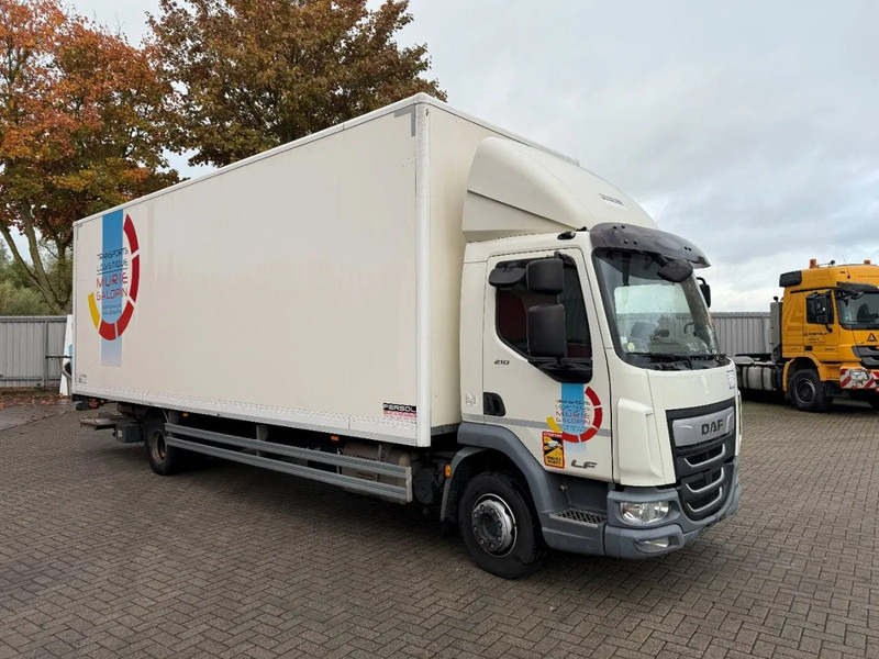 DAF LF210 / NICE CLEAN CLOSED BOX / PLATFORM 1500 KG / NO KEYS / AUTOMATIC / EURO-6 / 2019 - Dobozos felépítményű teherautó: 2 kép. DAF LF210 / NICE CLEAN CLOSED BOX / PLATFORM 1500 KG / NO KEYS / AUTOMATIC / EURO-6 / 2019 - Dobozos felépítményű teherautó: 2 kép.