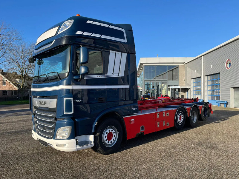 DAF XF106-530 8X2 / AJK HOOKLIFT 25000KG / 9 TON FRONT AXLE / NAVI / ONLY:612482 KM / SSC / AUTOMATIC / EURO-6 / 2019 - Horgos rakodó teherautó: 1 kép. DAF XF106-530 8X2 / AJK HOOKLIFT 25000KG / 9 TON FRONT AXLE / NAVI / ONLY:612482 KM / SSC / AUTOMATIC / EURO-6 / 2019 - Horgos rakodó teherautó: 1 kép.