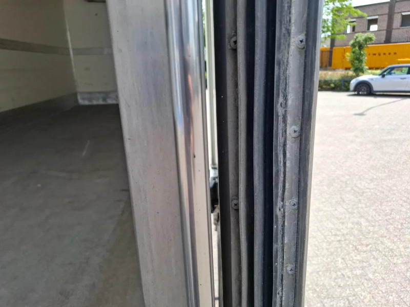 Hőszigetelt teherautó Iveco EuroCargo 120 / COOL TRUCK / CARRIER XARIOS 600 / PLATFORM 2000KG / ONLY:340634 KM / AIRCO / MANUAL / EURO-6 / 2014: 17 kép. Hőszigetelt teherautó Iveco EuroCargo 120 / COOL TRUCK / CARRIER XARIOS 600 / PLATFORM 2000KG / ONLY:340634 KM / AIRCO / MANUAL / EURO-6 / 2014: 17 kép.