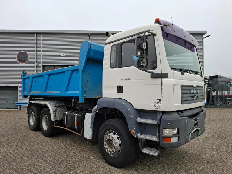 MAN TGA 26.310 / 6X4 / 2XBIG AXLE / 2SIDE TIPPER / ONLY:545423 KM / TUV:06-05-2026 / FULL-STEEL / AIRCO / MANUAL / EURO-4 / 2005 - Billenőplatós teherautó: 4 kép. MAN TGA 26.310 / 6X4 / 2XBIG AXLE / 2SIDE TIPPER / ONLY:545423 KM / TUV:06-05-2026 / FULL-STEEL / AIRCO / MANUAL / EURO-4 / 2005 - Billenőplatós teherautó: 4 kép.