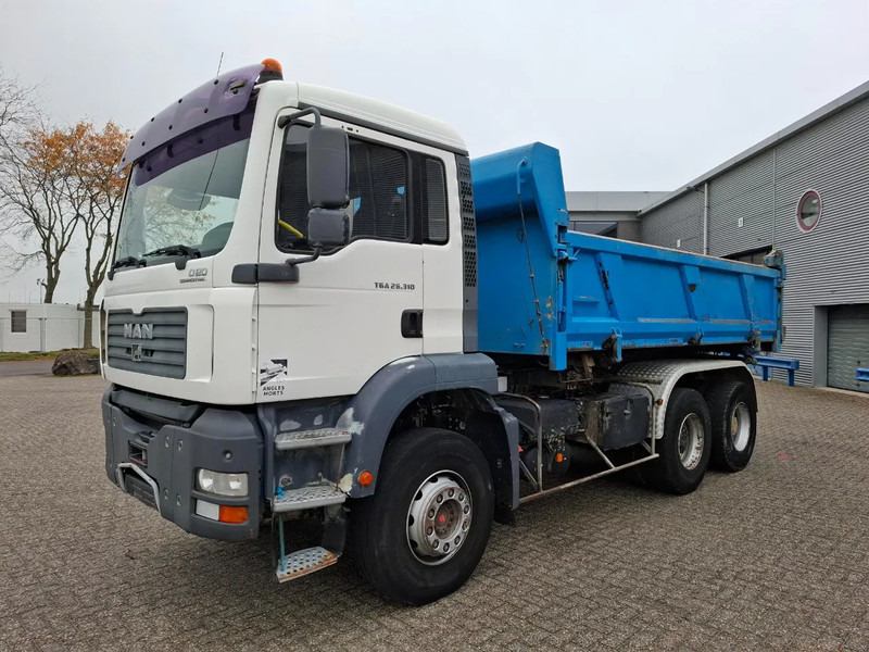 MAN TGA 26.310 / 6X4 / 2XBIG AXLE / 2SIDE TIPPER / ONLY:545423 KM / TUV:06-05-2026 / FULL-STEEL / AIRCO / MANUAL / EURO-4 / 2005 - Billenőplatós teherautó: 3 kép. MAN TGA 26.310 / 6X4 / 2XBIG AXLE / 2SIDE TIPPER / ONLY:545423 KM / TUV:06-05-2026 / FULL-STEEL / AIRCO / MANUAL / EURO-4 / 2005 - Billenőplatós teherautó: 3 kép.