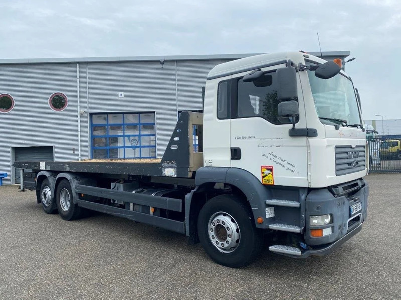 MAN TGA26.320 / SLIDING PLATEAU / WINCH / LIFT AXLE / MACHINE CARRIER / MANUAL / EURO-4 / 2007 - Platós teherautó: 4 kép. MAN TGA26.320 / SLIDING PLATEAU / WINCH / LIFT AXLE / MACHINE CARRIER / MANUAL / EURO-4 / 2007 - Platós teherautó: 4 kép.