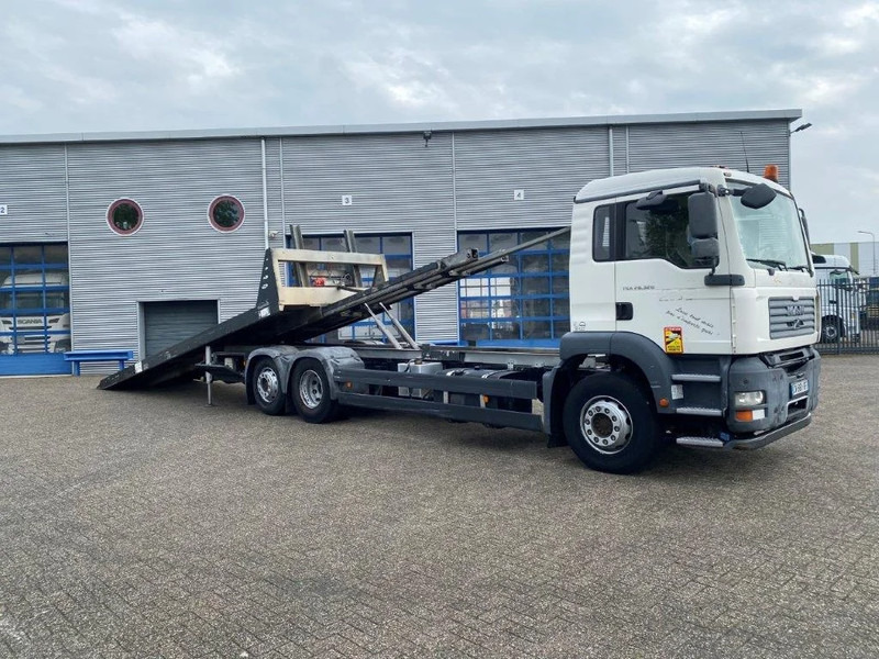 MAN TGA26.320 / SLIDING PLATEAU / WINCH / LIFT AXLE / MACHINE CARRIER / MANUAL / EURO-4 / 2007 - Platós teherautó: 3 kép. MAN TGA26.320 / SLIDING PLATEAU / WINCH / LIFT AXLE / MACHINE CARRIER / MANUAL / EURO-4 / 2007 - Platós teherautó: 3 kép.