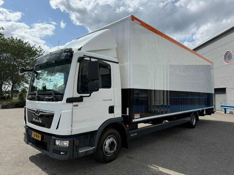 MAN TGL12.190 / NL TRUCK / ONLY:532353 KM / TUV:30-08-2025 / PLATFORM 1500KG / AIRCO / AUTOMATIC / EURO-6 / 2018 - Dobozos felépítményű teherautó: 1 kép. MAN TGL12.190 / NL TRUCK / ONLY:532353 KM / TUV:30-08-2025 / PLATFORM 1500KG / AIRCO / AUTOMATIC / EURO-6 / 2018 - Dobozos felépítményű teherautó: 1 kép.