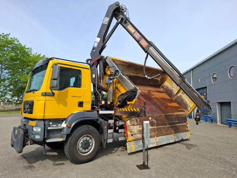 MAN TGM 18.250 / 4X4 / NL TRUCK / TUV:30-04-2026 / 118783 KM / HMF 1110 K2 / ROTATOR / GOOD TYRES / FULL-STEEL / DRUM BRAKES / MANUA - Billenőplatós teherautó, Darus autó: 2 kép. MAN TGM 18.250 / 4X4 / NL TRUCK / TUV:30-04-2026 / 118783 KM / HMF 1110 K2 / ROTATOR / GOOD TYRES / FULL-STEEL / DRUM BRAKES / MANUA - Billenőplatós teherautó, Darus autó: 2 kép.