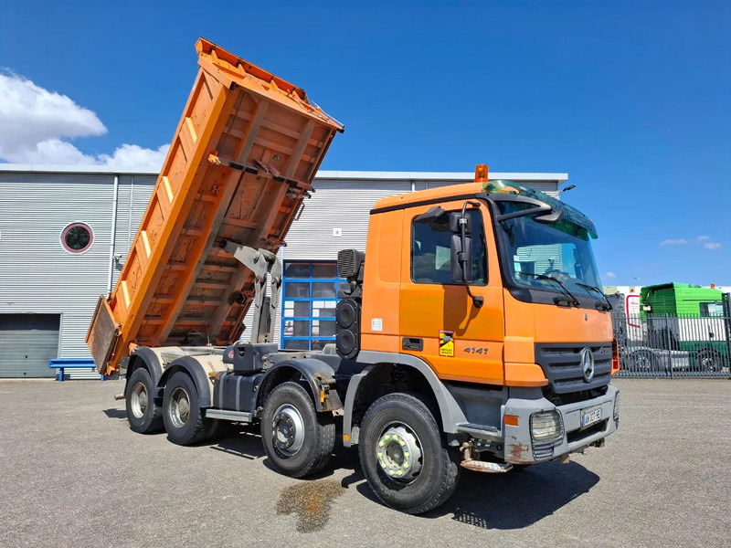 Mercedes-Benz Actros 4141 / 3SIDE MEILLER TIPPER / FULL-STEEL / DRUM BRAKES / ONLY:535937 KM / 2XSTEERING AXLE / AIRCO / AUTOMATIC / EURO-3 / - Billenőplatós teherautó: 5 kép. Mercedes-Benz Actros 4141 / 3SIDE MEILLER TIPPER / FULL-STEEL / DRUM BRAKES / ONLY:535937 KM / 2XSTEERING AXLE / AIRCO / AUTOMATIC / EURO-3 / - Billenőplatós teherautó: 5 kép.