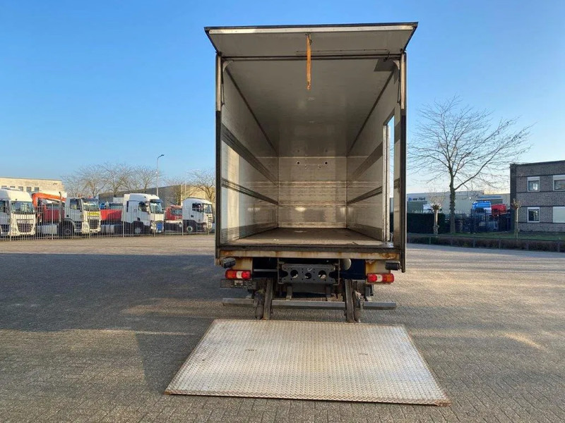 Mercedes-Benz Antos 2533 / LIFT AXLE / HEATED CLOSED BOX / PLATFORM 2000 KG / ONLY:506959 KM / SIDE DOOR / AUTOMATIC / EURO-6 / 2019 - Dobozos felépítményű teherautó: 5 kép. Mercedes-Benz Antos 2533 / LIFT AXLE / HEATED CLOSED BOX / PLATFORM 2000 KG / ONLY:506959 KM / SIDE DOOR / AUTOMATIC / EURO-6 / 2019 - Dobozos felépítményű teherautó: 5 kép.
